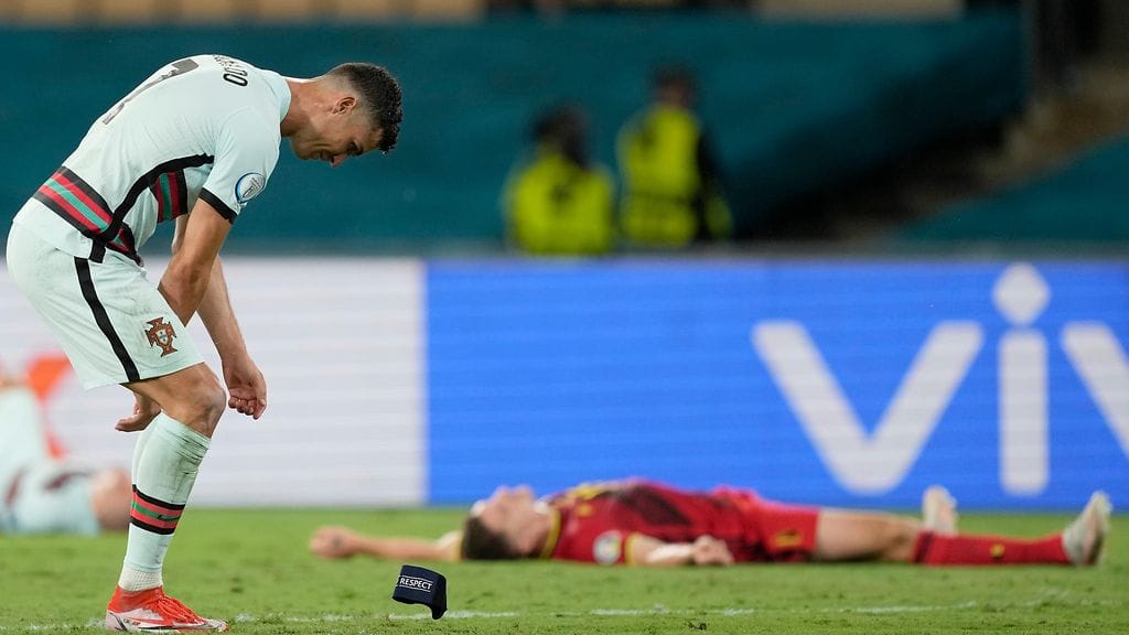 Cristiano Ronaldo heitti kapteeninnauhan maahan Belgia-ottelun päätyttyä EM-kisojen neljännesvälierissä.