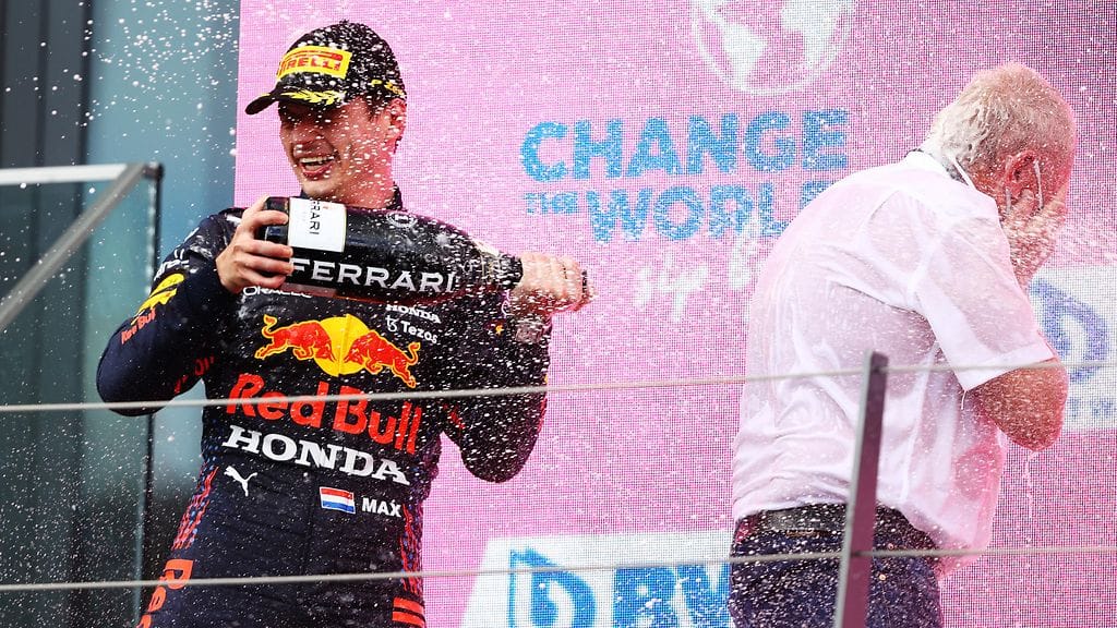 Max Verstappen kasteli Helmut Markon Steiermarkin GP:n palkintojenjaossa.