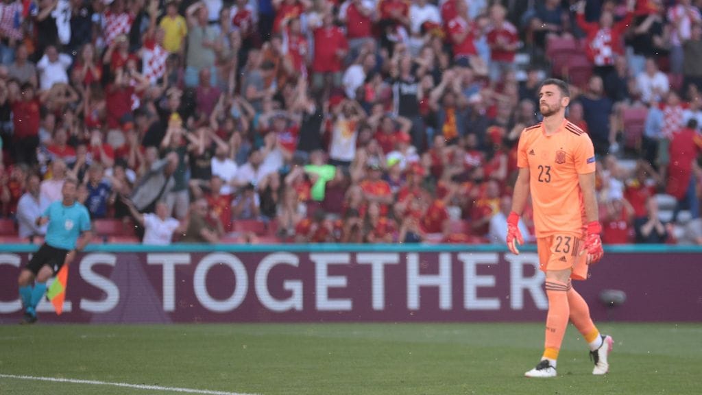 Espanjan maalivahdin Unai Simonin keskittyminen herpaantui pahasti 20. minuutilla.