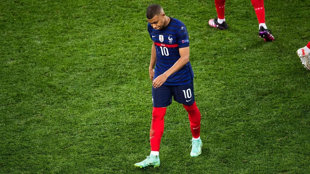 Ranskan Kylian Mbappe epäonnistui ratkaisevassa rangaistuspotkussa EM-kisojen neljännesvälierässä Sveitsiä vastaan.