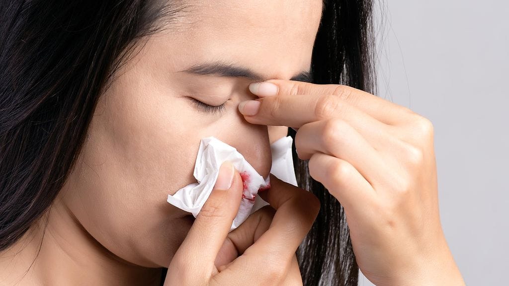 Syömäpuikoilla tehty hyökkäys aiheutti ensin lieviä oireita, kuten nenäverenvuotoa. Kuvituskuva.