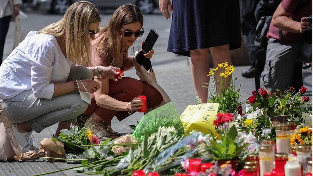 Ihmiset ovat tuoneet kynttilöitä ja kukkia uhrien muistolle.