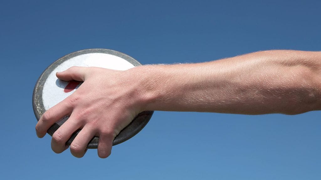 Tamperelainen Jani Saarinen oli maaliskuussa 2011 toimitsijana Pirkkahallissa järjestetyissä yleisurheilukisoissa, kun kiekko osui hänen päähänsä vakavin seurauksin.