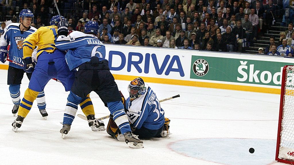 Ruotsin 6-5-voittomaali lipuu verkkoon 2003 MM-kisojen puolivälierässä.