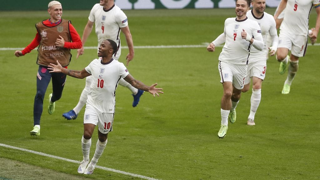 Raheem Sterling (10) osui taas. Voittomaali syntyi Saksa-ottelun 75. minuutilla.