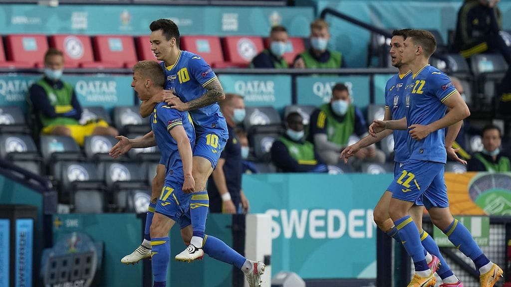 Oleksandr Zintshenko (17) vei Ukrainan johtoon 27. minuutilla. Jatkoajan ensimmäisellä lisäaikaminuutilla hän alusti Ukrainan 2–1-voittomaalin.