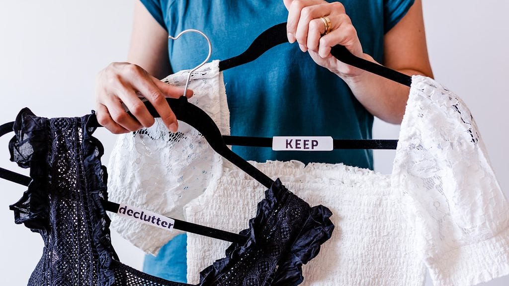 Moni samaistui Constancen crop top -pettymykseen. Kuvituskuva.