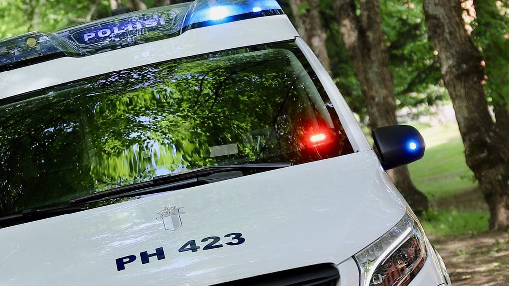 Poliisi selvittää tapahtumien kulkua. Hätäkeskus sai ilmoituksen tieliikenneonnettomuudesta ennen iltakymmentä. Kuvituskuva.