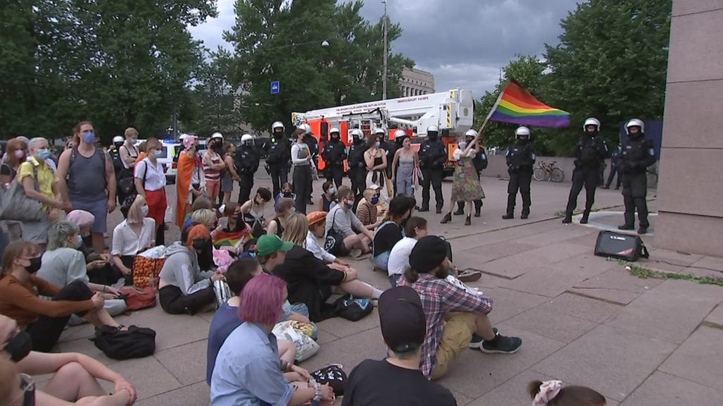 OMA Luvaton mielenosoitus keräsi Mannerheimin patsaalle yli 100 ihmistä.