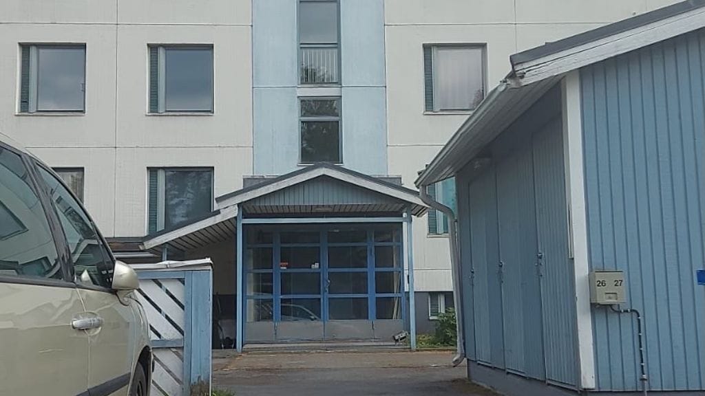 Kasperinviita 3 näyttää päällisin puolin tavanomaiselta kerrostalolta. Poliisin mukaan ruumis löytyi erikoisesta paikasta talon kellarista.