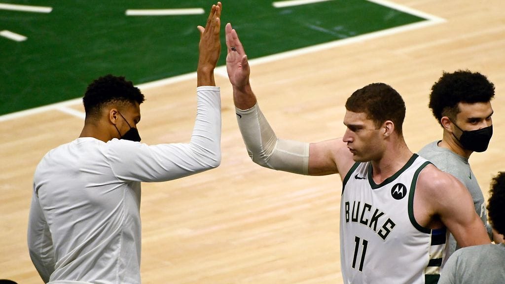 Giannis Antetokounmpo kannusti sivusta, kun Brook Lopez johdatti Bucksin voittoon.