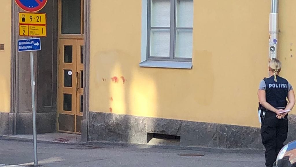 Kallion Pengerkadulla talon seinässä ja kadulla olleet veriroiskeet kiinnittivät huomion. Lukijan kuva.