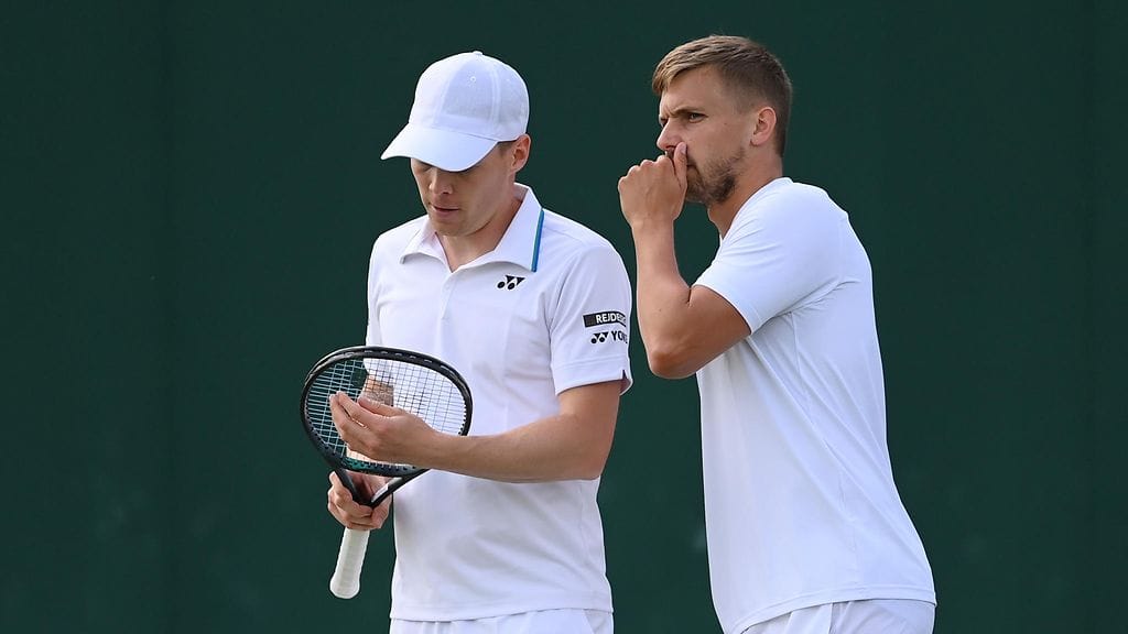 Harri Heliövaara (vas.) ja Lloyd Glasspool nappasivat voiton avauskierroksella Wimbledonissa.