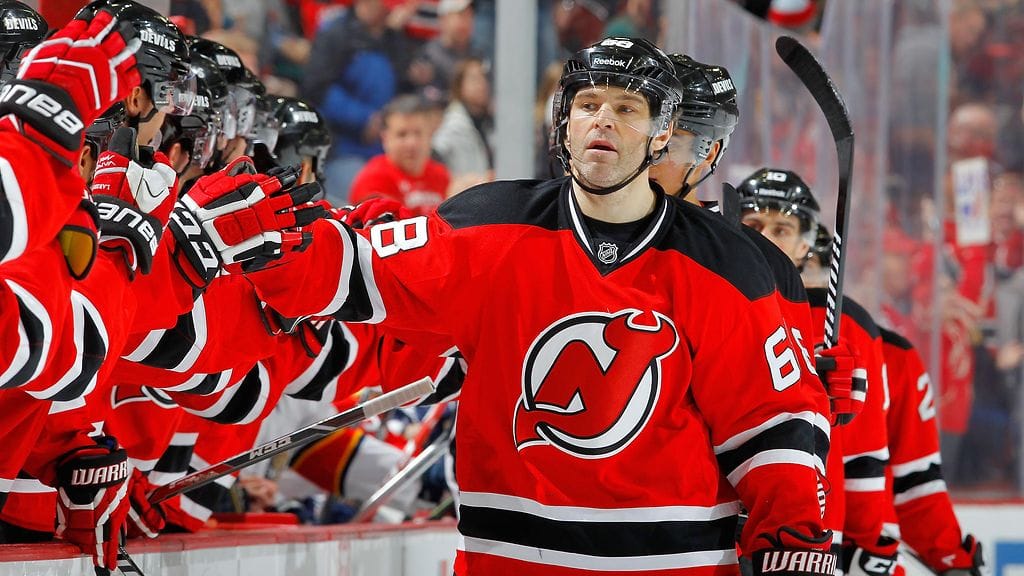 Jaromir Jagr kiekkoili New Jersey Devilsissä Jon Merrillin.