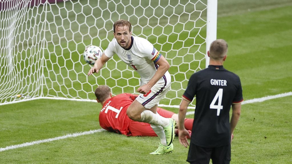 Englannissa Harry Kane viimeisteli 2-0-loppulukemat Saksaa vastaan EM-kisojen neljännesvälierässä.