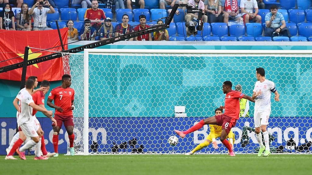 Sveitsin Denis Zakaria ohjasi pallon epäonnisesti omaan alakulmaan.