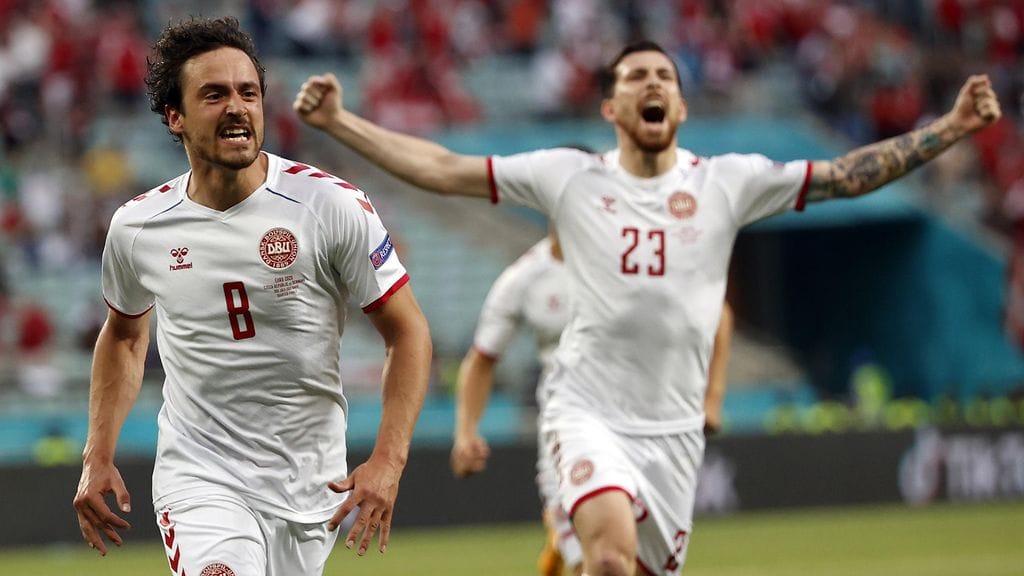 Thomas Delaney (vas.) puski Tanskan avausmaalin Tshekkiä vastaan.