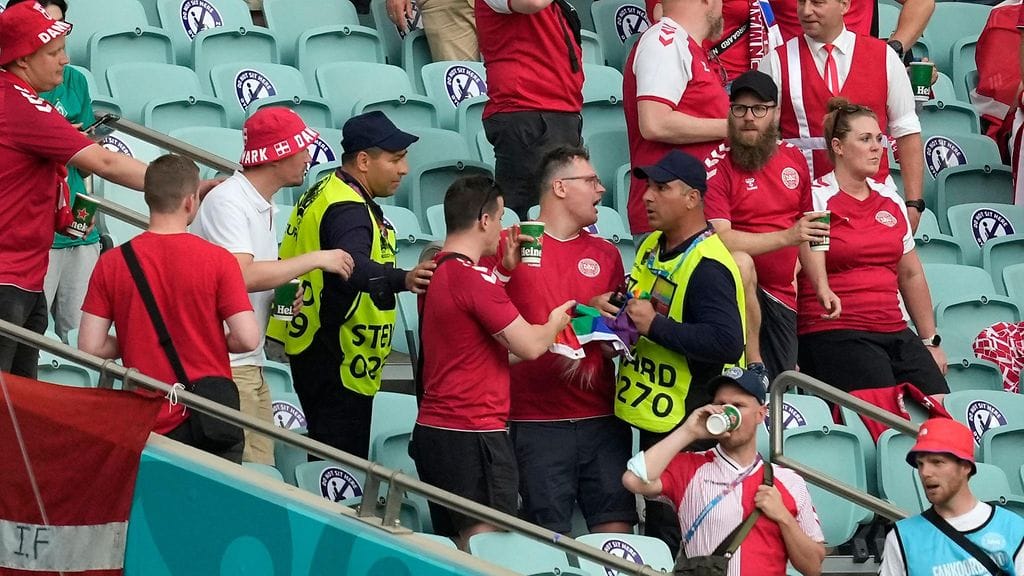 Järjestysmiehet halusivat pysäyttää sateenkaarilipun liehuttelun.