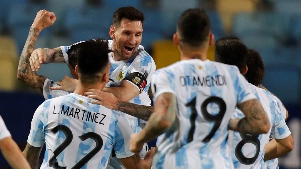 Lionel Messiä juhlittiin Argentiinan sankarina 3-0-voitossa Ecuadorista.