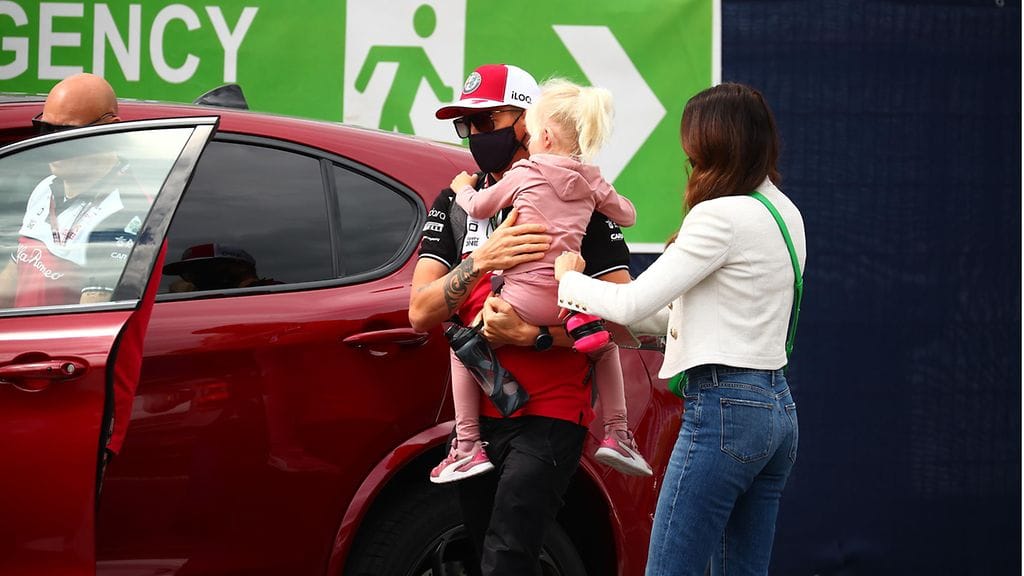 Kimi Räikkönen toi perheensä Itävallan F1-varikolle.