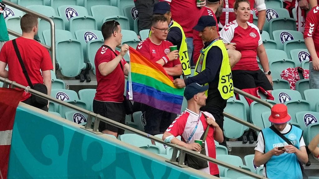 Tanskalaisfanilta vietiin sateenkaarilippu Bakun EM-kisaottelun katsomossa.