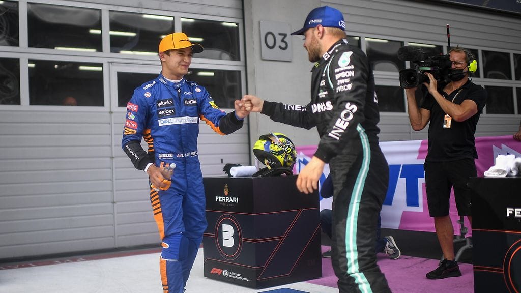 Lando Norris (vas.) ja Valtteri Bottas rupattelivat kisan jälkeen. McLarenin vauhti oli varmasti keskusteluissa.