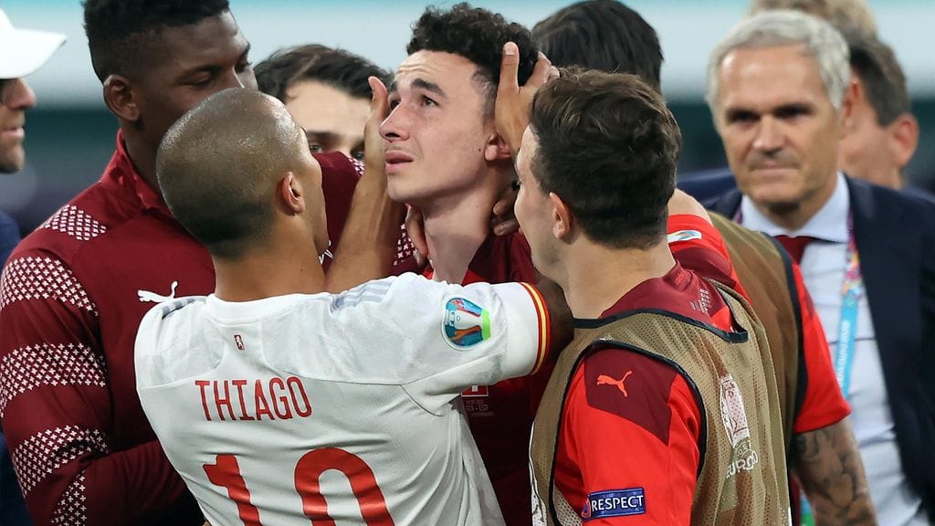 Espanjalaistähti Thiago lohdutti rangaistuspotkussa epäonnistunutta Sveitsin Ruben Vargasia.
