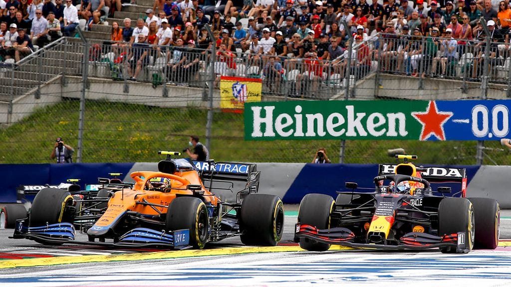 Lando Norris pakotti ohi yrittäneen Sergio Perezin leveäksi Itävallan GP:ssä.