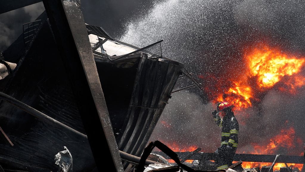 Liekit roihusivat Bangkokissa.