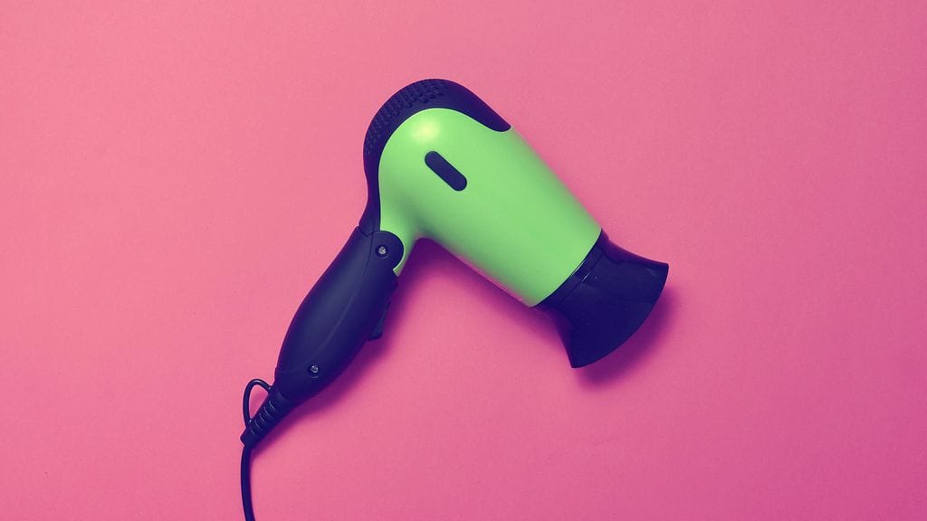 Hiustenkuivaajan kuuma ilma aiheutti vauvalle vakavia palovammoja. Kuvituskuva.