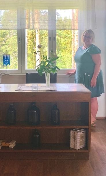 Näistä ikkunoista Anne Repo katsoi jokea käydessään paikassa ensi kerran. Nyt ikkunan ääressä on hänen vastaanottotiskinsä.