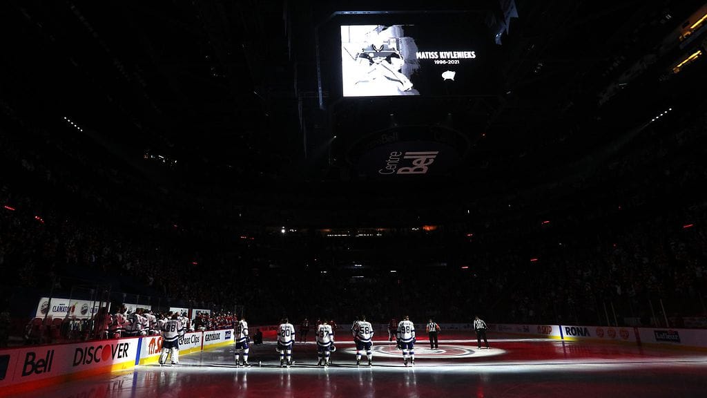 Matiss Kivlenieksiä muistettiin Montreal Canadiensin ja Tampa Bay Lightningin välisessä NHL-finaalissa maanantaina.