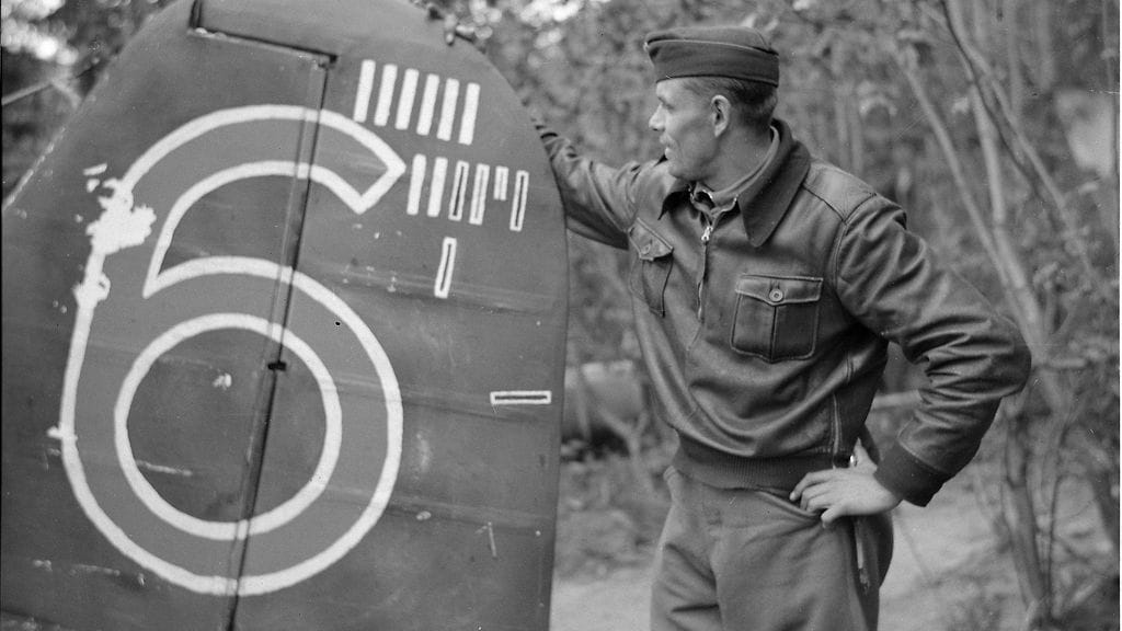 Lentomestari Oiva Tuominen koneensa vieressä. Koneen siipeen maalattu voittoviiruja. SA-kuva.