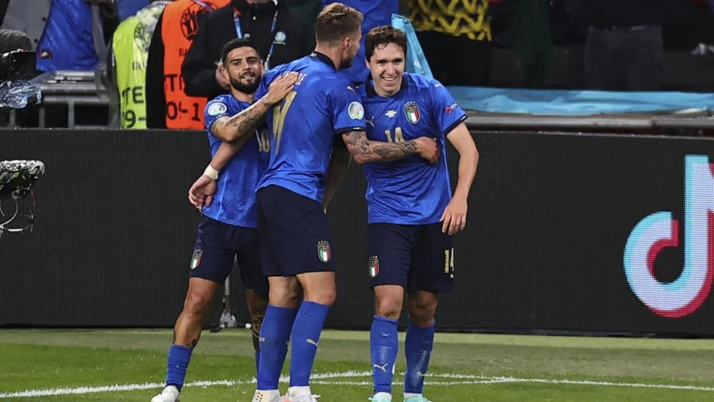 Italia löi Espanjan jännittävässä EM-välierässä.