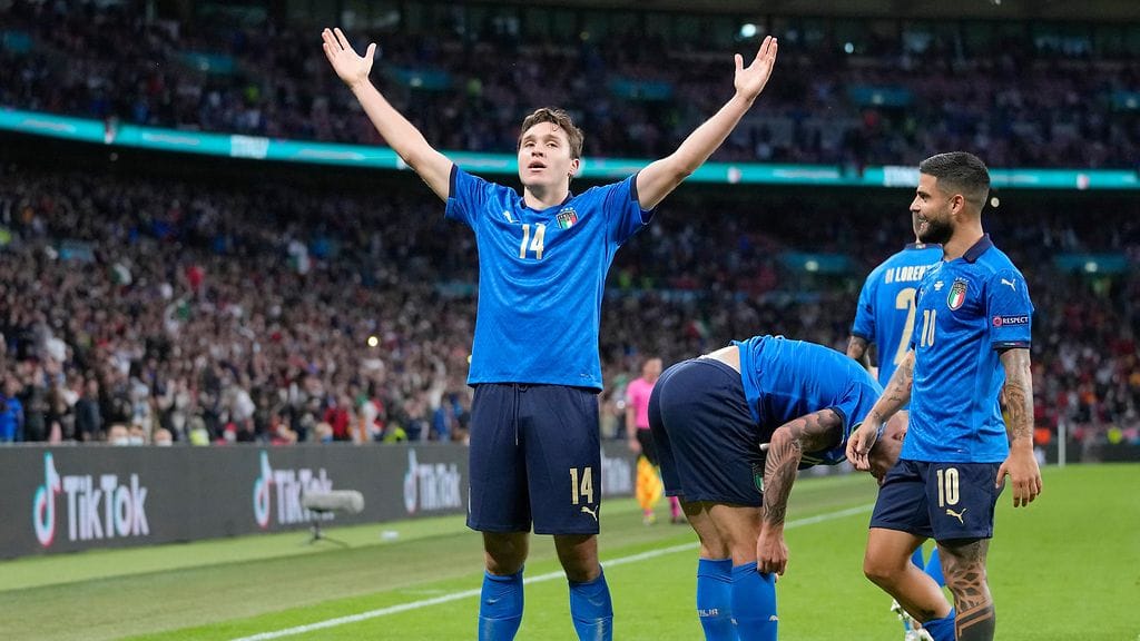 Federico Chiesa (vas.) iski Italialle avausmaalin välierässä.
