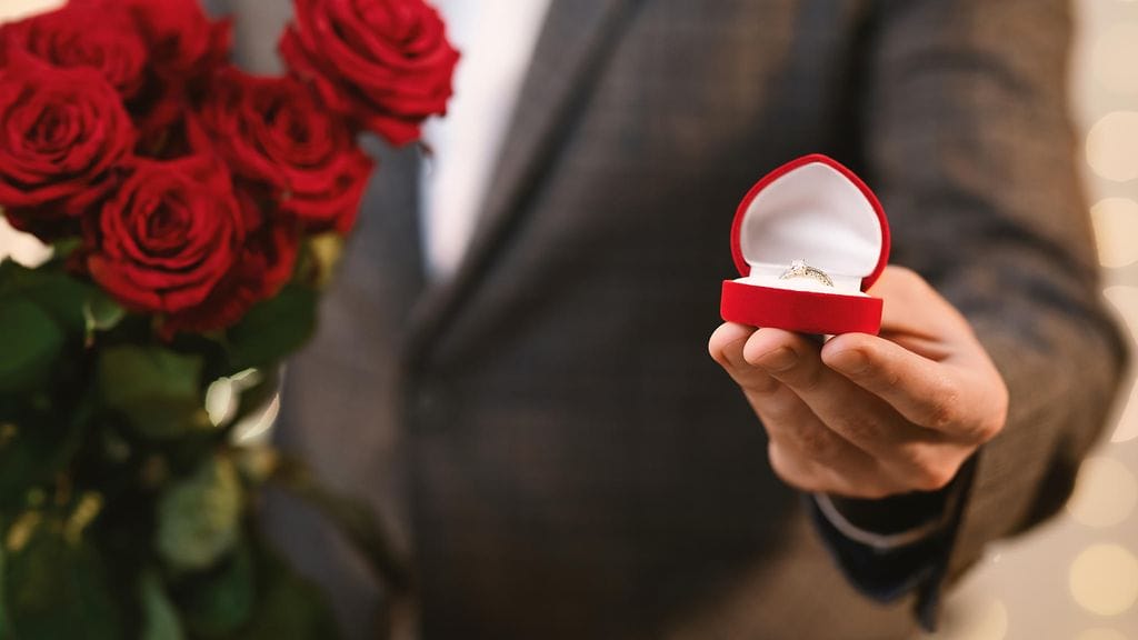 Yllätyskosinnan onnistumiseksi mies päätti vetää vaimonsa sivummalle. Kuvituskuva.