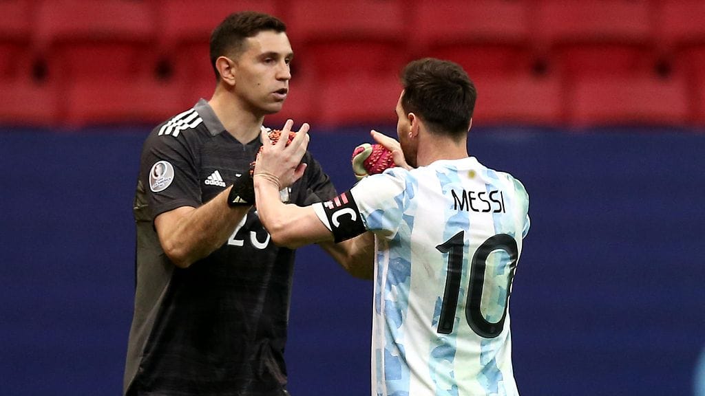 Argentiinan Emiliano Martinez ja Lionel Messi Copa American välierässä.