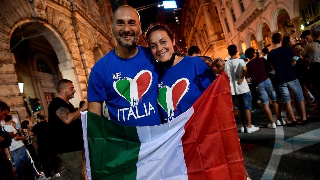 Italian kannattajat juhlivat finaalipaikkaa Genovassa tiistai-iltana.