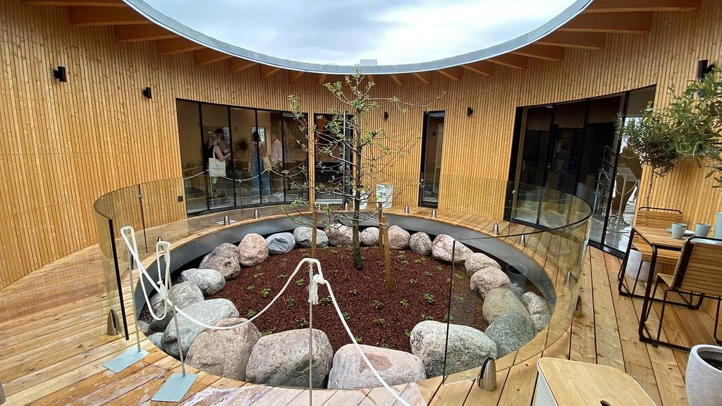 Asuntomessut, pyöreä talo, omenapuu