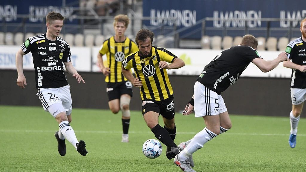 Hongan Lucas Kaufmann (kesk.) etenee pallon kanssa Runavikin Betuel Hansenin (vas.) ja Johan Davidsenin välistä jalkapallon miesten Euroopan konferenssiliigan ensimmäisen karsintakierroksen ensimmäisessä ottelussa FC Honka - NSI Runavik.