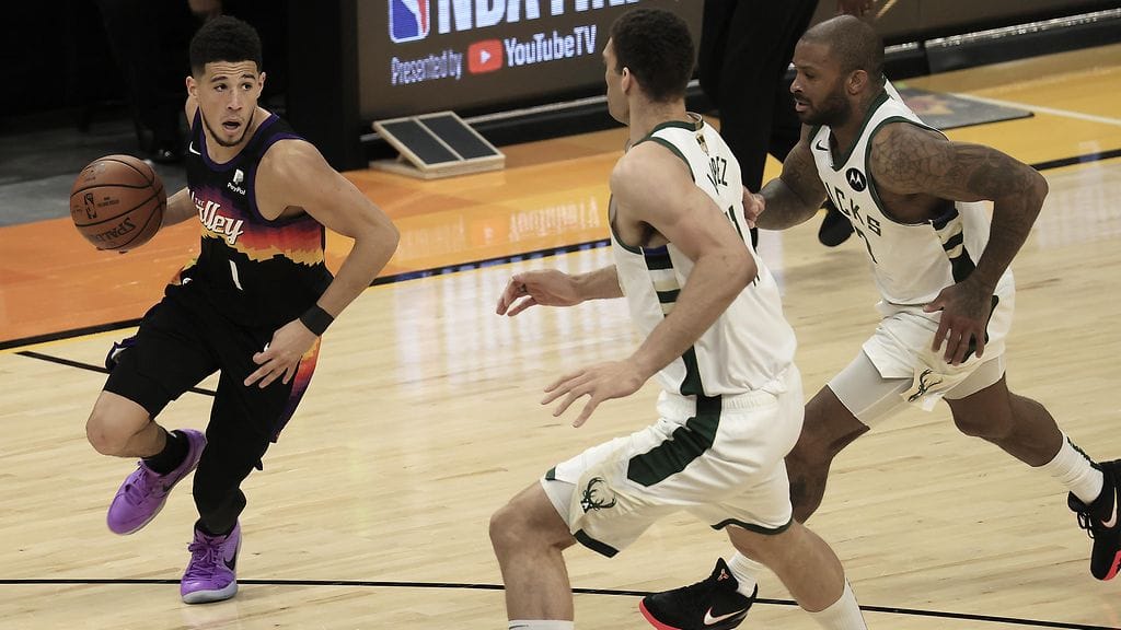 Phoenixin Devin Booker (vasemmalla) oli Milwaukeelle vaikea pideltävä.