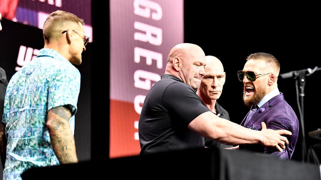 Dustin Poirier (vasemmalla) ja Conor McGregor iskevät yhteen jo kolmatta kertaa.