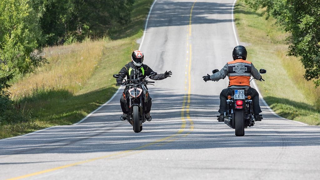 Tien päällä tapahtuva moikkailu lisää yhteenkuuluvuuden tunnetta esimerkiksi tietyn harrastajaryhmän sisällä.