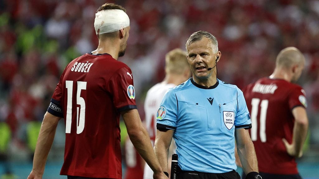 Björn Kuipers toimii EM-finaalin erotuomarina. Kuva puolivälieräottelusta Tshekki-Tanska.