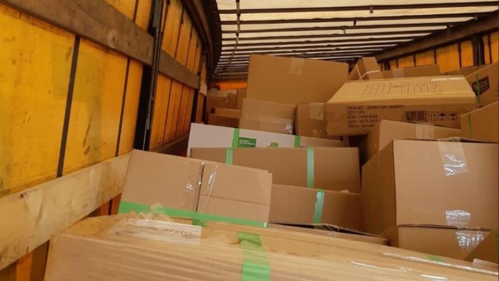 Poliisin kuva vääntyneestä rekasta, jonka kuormaa ei oltu sidottu kiinni