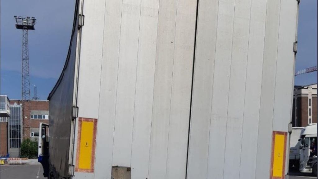 Jo päältäpäin katsoessa huomaa, että kyseisessä perävaunussa on jotain vinossa.