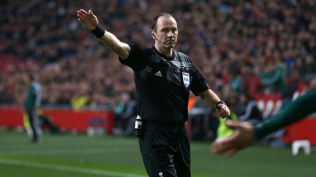 Entinen huipputuomari Jonas Eriksson ei säästellyt sanojaan EM-välierän laserkohusta.