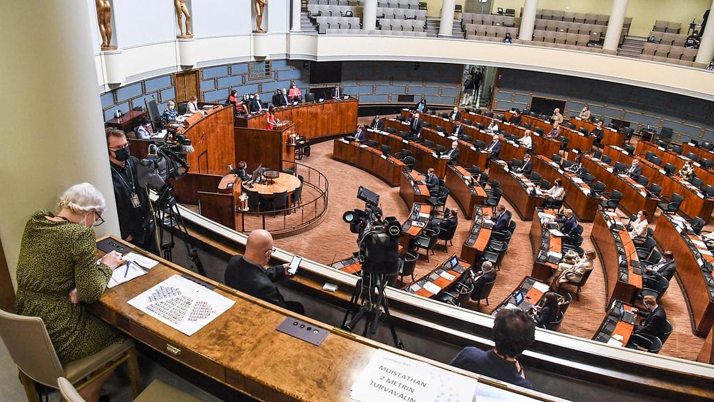 Pian kaikki kansanedustajat saavat taas olla yhtä aikaa istuntosalissa.