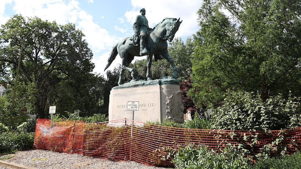 Robert E. Leen patsas Charlottesvillessä on aidattuna ennen sen poistoa.