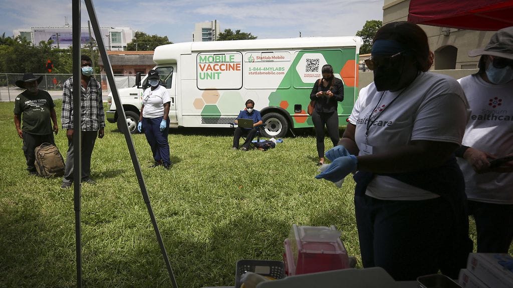 Kodittomille jaettiin rokotuksia Miamissa toukokuussa.